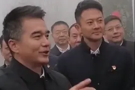 56岁许亚军罕现身，两鬓斑白显沧桑，四婚娶小12岁娇妻生儿子图片