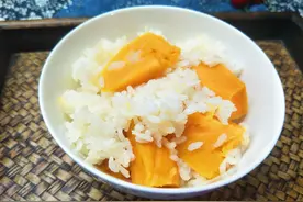 把红薯和大米一起扔进电饭煲，多加1道调味品，出锅色味俱佳图片