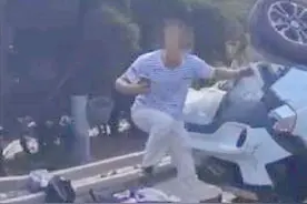 高速强行并线被刮蹭，结果一定是翻车？别把教练的话当“耳旁风”图片