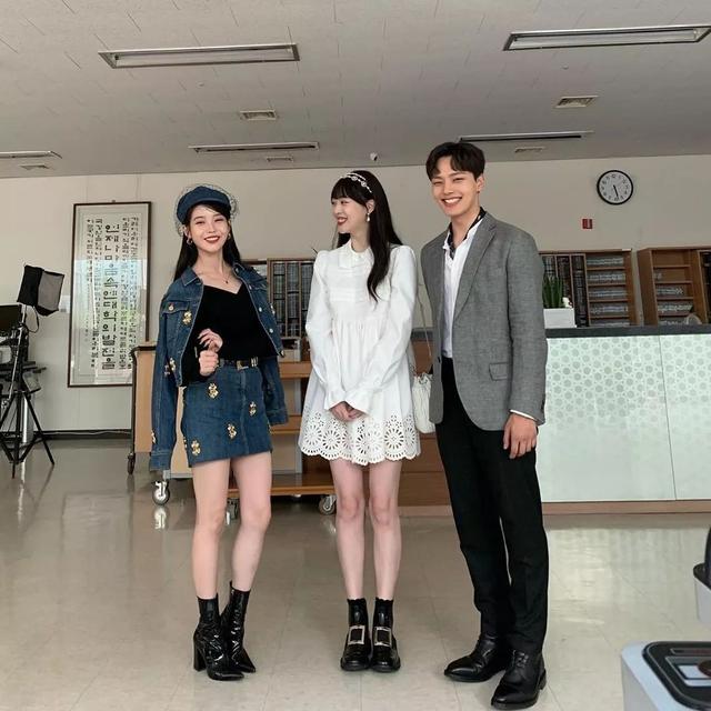 最看重雪莉的明星!雪莉去世9天IU足不出户,深夜亲吻雪莉遗物