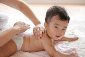 儿科医生：4个部位多抚摸，娃聪明睡得好，但不少父母连碰都不碰图片