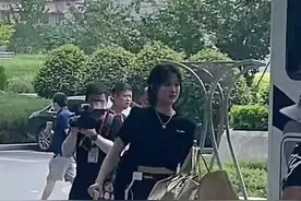 《中餐厅》开录！姚安娜丁真首次上综艺，宁静踩芭比粉战靴变御姐图片