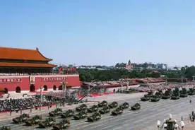 如果我国阅兵正在进行中，女兵突然内急如何是好？这个办法最聪明图片