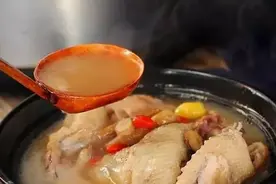 炖鸡炖肉炖排骨，先焯水是大错！教你一招，除去血水，更嫩更干净图片