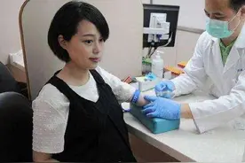 90后孕妇怀4胞胎，医生却要求减去2胎，宝宝出生全家都高兴坏了图片