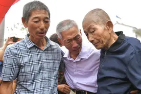 河南62岁“国家孩子”在安徽认亲成功：兄弟三人现场数度泪崩，抱头痛哭图片