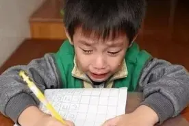 小学生用可擦笔写暑假作业，开学前发现字迹消失，网友：让人心疼图片