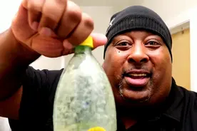 他人称“碳酸教父”，巨型大嘴吞食无数，2升可乐18秒一口干掉图片