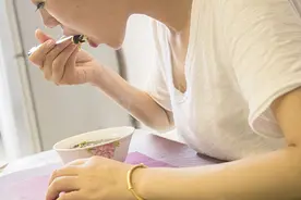 坚持不吃晚饭，最后得到了什么？不仅是变瘦，还需面临3个问题图片