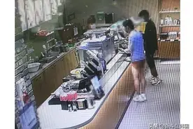 韩国釜山广安里出现“丁字裤男”，在咖啡店上下楼转悠图片
