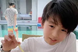 谢霆锋二儿子才是美男胚子，9岁穿白T时髦秀气，气质好似爸爸图片