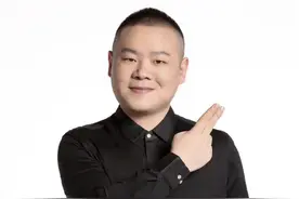 岳云鹏老婆剃了光头，在医院微笑自拍，自曝要做手术引人担忧图片