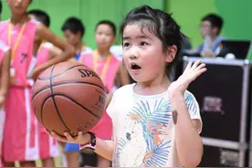 姚明父女俩牵手购物，11岁姚沁蕾身高喜人，待18岁后可改回中国籍图片