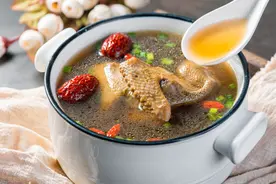 炖鸽子汤，要不要焯水？老师傅教你做法，汤鲜味美，营养不流失图片