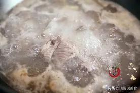 炖肉炖出的浮沫，是脏东西还是精华，很多人操作错了，难怪不好吃图片