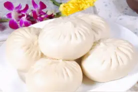 秋冬季，多给家人吃芹菜，鲜香脆嫩，营养丰盛，包成包子最好吃图片