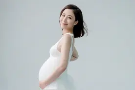 41岁杨怡首当妈妈，晒7个月孕肚写真，公开宝宝性别超幸福图片