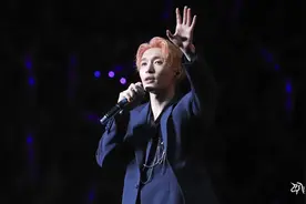 张艺兴完美驾驭金棕发色，“神仙”色为颜值锦上添花图片