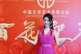 玖月奇迹王小玮晒照，小辫子甜美减龄，腰身纤细却被粉丝“催生”图片
