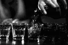 都是喝酒惹的祸！一个脚印价值600，赠送VVIP 5日 “醒酒套餐”……图片