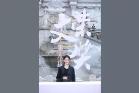 第八届文荣奖红毯：刘浩存飒爽中带甜美，周也白色吊带裙清纯优雅图片