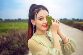 心理学：为何有些人可以同时爱上两个人？其实背后的原因有三个图片