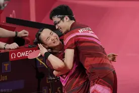 水谷隼自爆因强抱向伊藤美诚道歉，评价伊藤赛场上就是大魔王图片