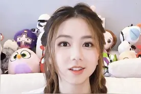 邓紫棋扎双麻花辫甜笑少女感足，身后娃娃堆成亮点抢镜图片