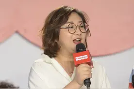 打个比喻，如果说傅首尔是1 支钢笔，李雪琴就是一支毛笔图片