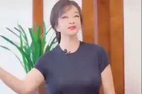 65岁刘晓庆自称风华绝代，穿紧身T恤上围傲人，自信获网友力赞图片