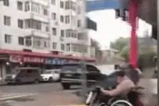 俩大爷道外大马路上飙轮椅，一前一后，风驰电掣…交警回应图片