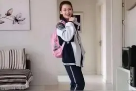 “校服妈妈”走红网络，颜值不输校花，网友：确定40岁吗？图片
