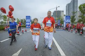 惊叹！世界上最高龄马拉松夫妇，87和82岁全马7时57分30图片