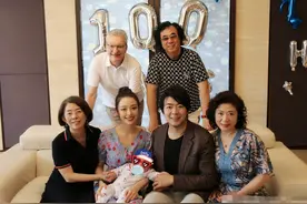 郎朗混血儿子百天照曝光！肤色白嫩体型壮实，纤长手指头十分抢镜图片