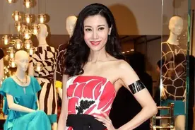 李嘉欣不愧是“港姐天花板”，51岁身材没变脸没垮，穿印花裙好美图片