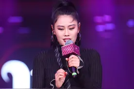 袁娅维穿银色包裙秀身材，网友：妆容不一般！图片