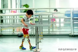 世界痛吻你，你却报之以歌图片