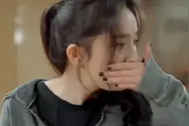 杨幂大爆自己是敏感体质，闻香的东西会打喷嚏，太可爱了！视频封面