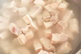 原来去除肉的腥味，就是这么简单，省时又省力！视频封面