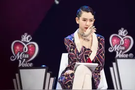 戚薇是哪来的勇气？手上缠一条“蛇”当首饰，看了都起鸡皮疙瘩图片