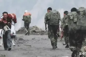 记得汶川地震背儿子遗体走回家的父亲吗？走25公里路感动众人图片