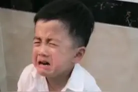 5岁儿子给爸爸搓澡被拒，哭着找妈妈诉苦，爸爸：你瞅瞅他的工具图片