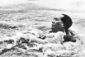 毛主席畅游长江后，写下一首《水调歌头》，奇绝想象力可比肩苏轼图片