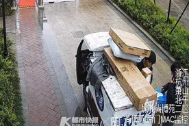 杭州一对年收入几十万的小情侣偷快递上瘾，取快递、下班、买菜都不忘顺一个，家里快递堆成小山图片