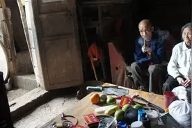 老夫妻隐居山洞56年，吃腊肉喝自酿酒，常有野兽敲门，看活成啥样图片