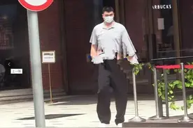 39岁姚明近照罕曝光，衣着朴素接地气，高大身材难掩发福啤酒肚图片