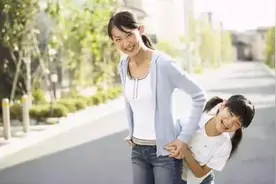 “妈妈，我错了”，孩子犯了错，低情商的妈妈才会不停讲道理图片