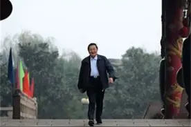 华西村“最美书记”吴仁宝葬礼，带领全村致富，上万群众含泪送别图片
