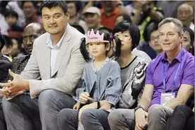 记者故意问姚明，为啥女儿不是中国籍？姚明的回答让对方哑口无言图片