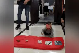 娃抓周抓到了“这个”，一旁的爸妈开心坏了，网友：真是一箭双雕图片